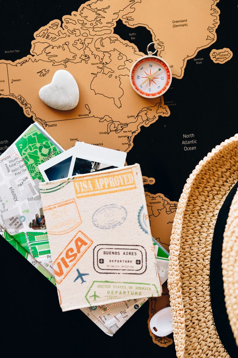 Passaporte e bússola sobre um mapa-múndi